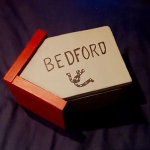 6"x9" Bedford themed birdhouse with perch